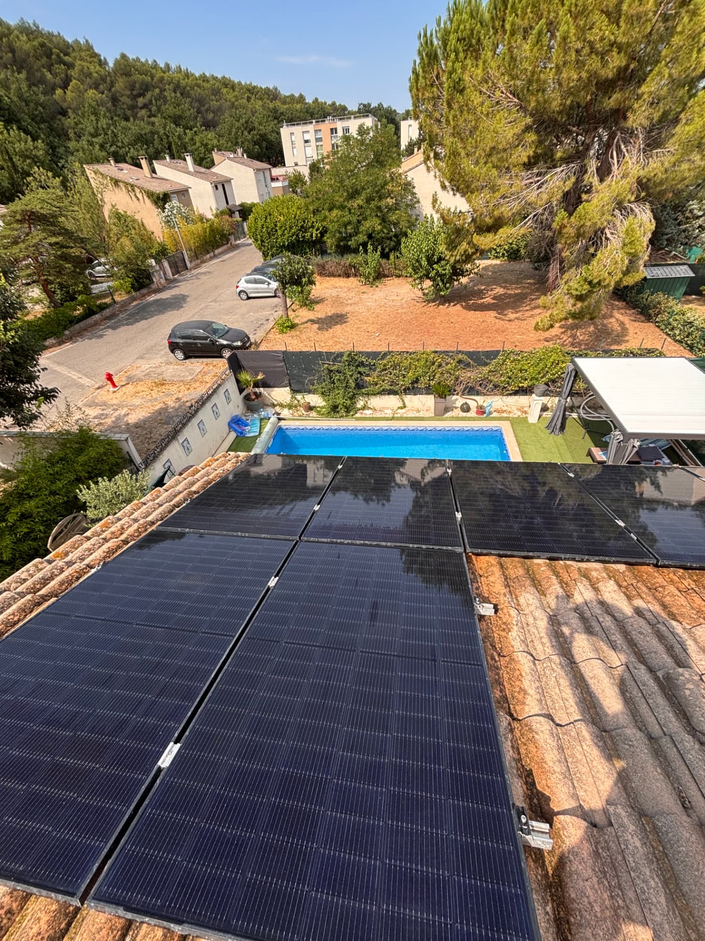 Panneaux solaires propres au-dessus d'une piscine